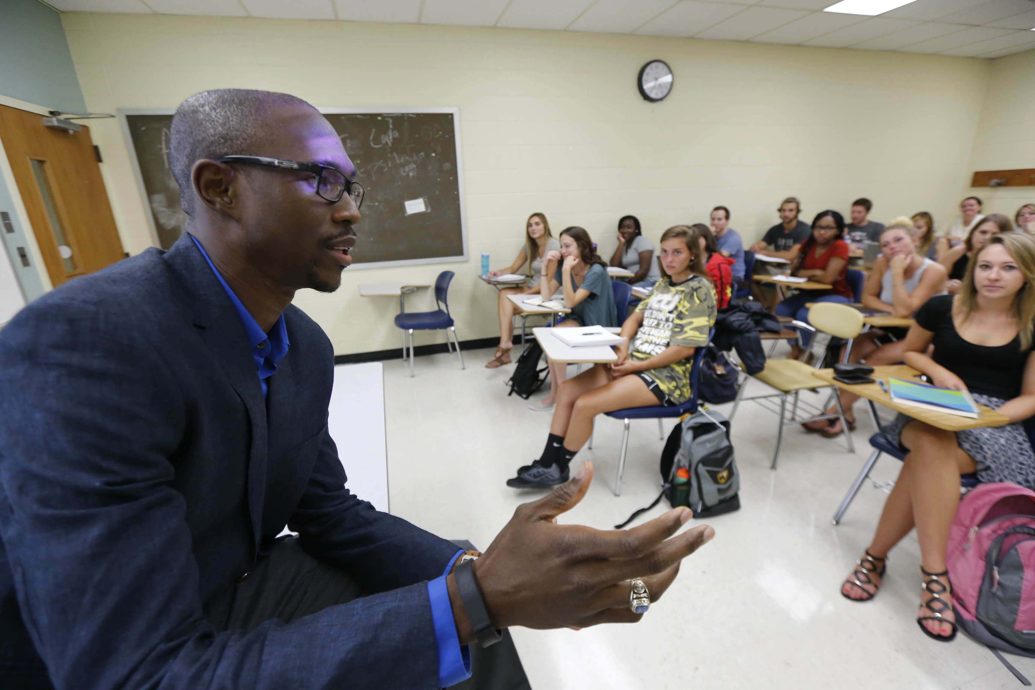 Chernoh Wurie, a criminal justice instructor at the VCU Wilder School, with his class. 
