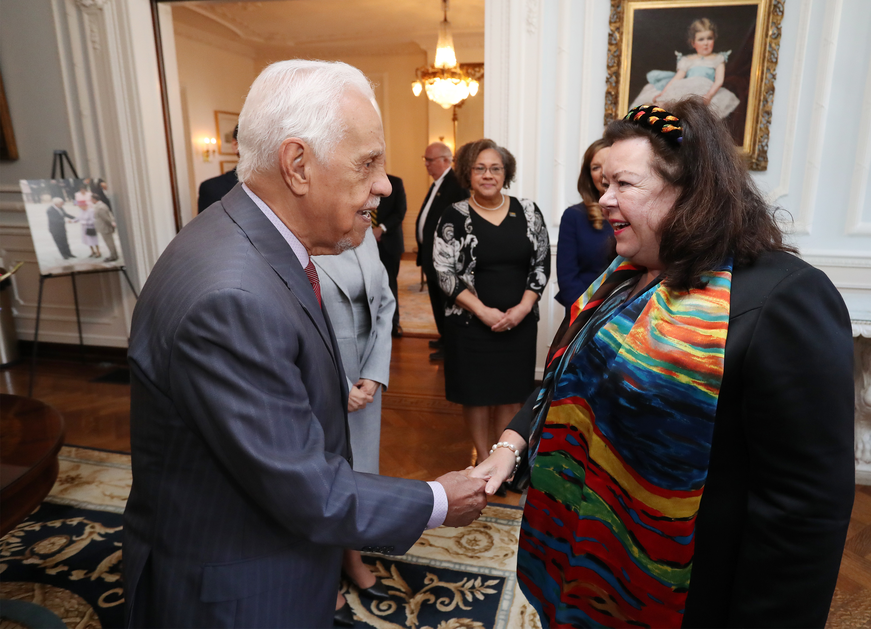 Governor L. Douglas Wilder receives Ambassador Karen Pierce at the VCU Scott House.